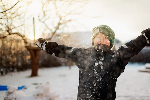 Pojke kastar snö