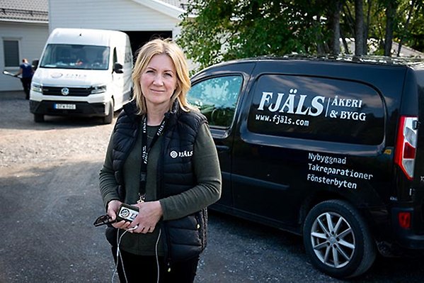 Carina på Fjäls vid bil