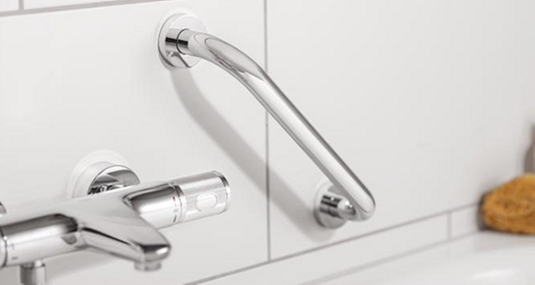 Ett stödhandtag vid badkaret