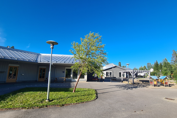 bild på förskolans exteriör och innergård