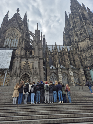 En grupp elever som tittar på Kölner Dom i Köln, Tyskland.