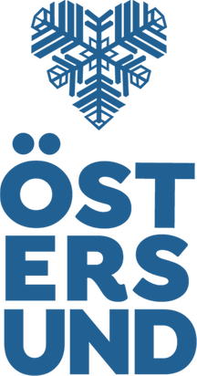 Texten "Östersund" i blått uppdelad på tre rader med Östersundshjärtat i samma färg ovanför.
