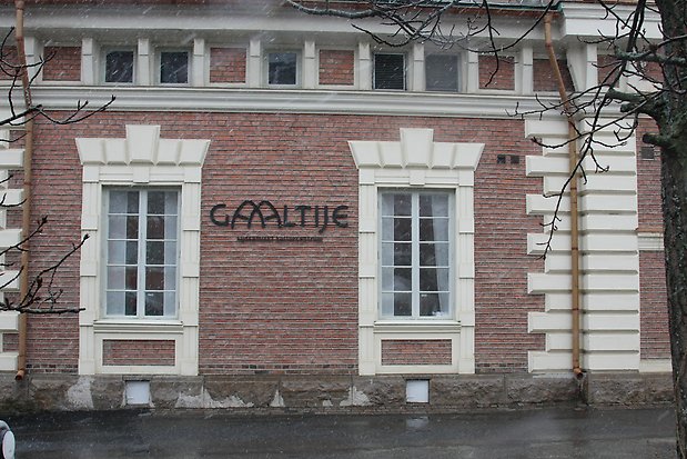 Detaljbild på tegelfasad med Gaaltije-skylt
