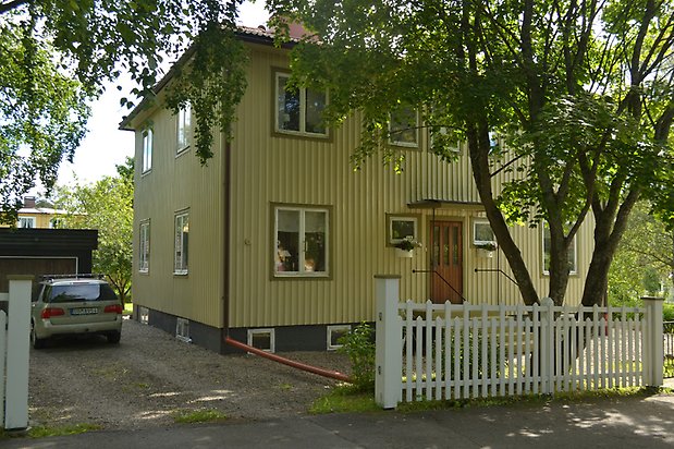 Aspen 4, Bostadshus i två våningar med gul träfasad och bruna detaljer.