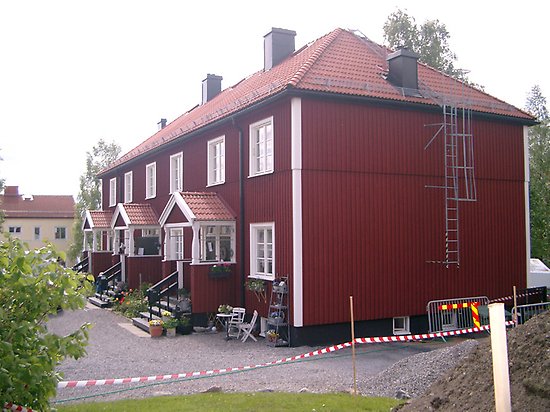 Gersen 1, Flerbostadshus i röd, stående panel i två våningar.