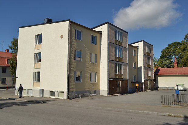 Gullvivan 10, Kantigt flerbostadshus i beige puts