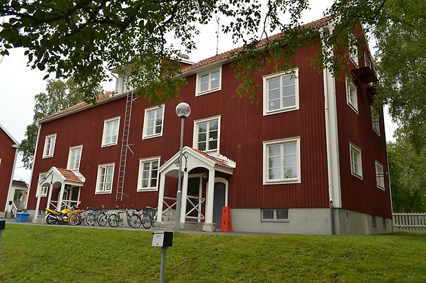 Harren 3, Flerbostadshus i röd träpanel med vita fönster