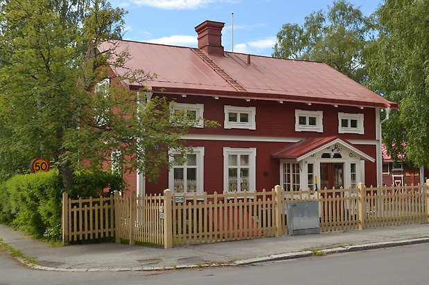 Konvaljen 5, Villa i röd, liggande träpanel och vita fönster med spröjs