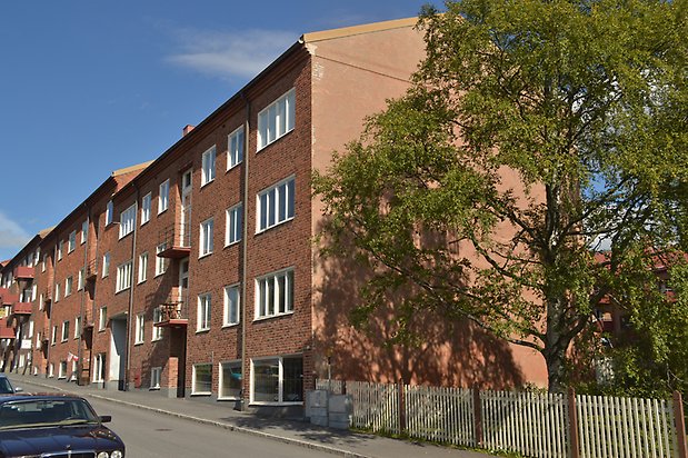 Mörten 2, Flerbostadshus i brunt tegel i fyra våningar med vita fönster och små balkonger.