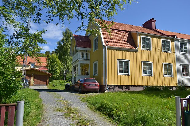 Öringen 7, Villa med gul träpanel, vita fönster med gröna spröjs.