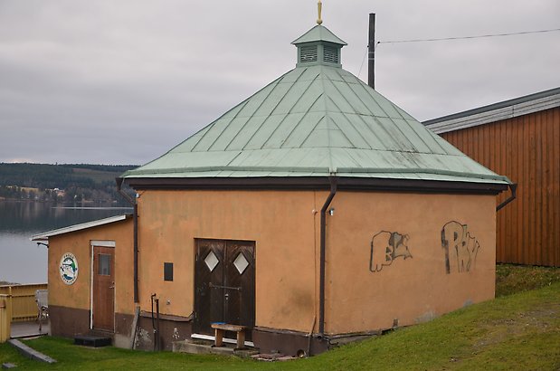 Frösö 2:40. Byggnad i orange puts med grönt plåttak, bruna dubbeldörrar.