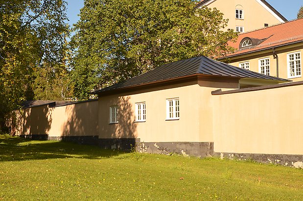 Frösö 3:7. Byggnad i ljusgul puts med vita fönster med spröjs.