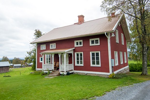 Boda 1:8. Hus i två våningar med röd panel och försutkvist.