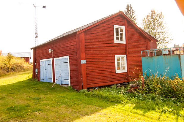 Brevåg 1:12. Timrad lada i två våningar med två blå dubbelportar. Med fönster med vita spröjs.