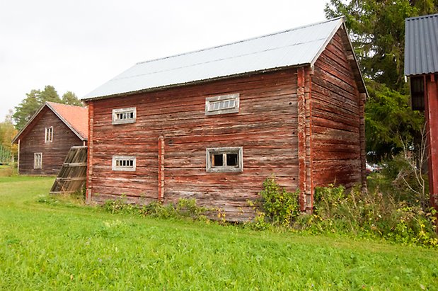 Brevåg 3:3. Timrad, rödmålad byggnad med små fönster.