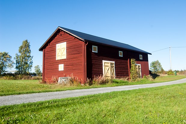 Handog 3:39. Timrad, röd lada med tre gula dubbelportar.