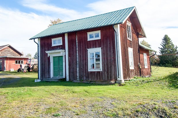 Lits-Böle 1:23. Hus i röd panel i två våningar, med grön dubbeldörr och fönster med vit spröjs.