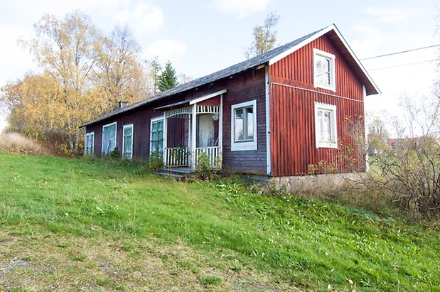 Lits-Böle 1:32 / 1:9. Byggnad i röd panel med tre gröna dubbelportar och två gröna portar och en vit dörr. 