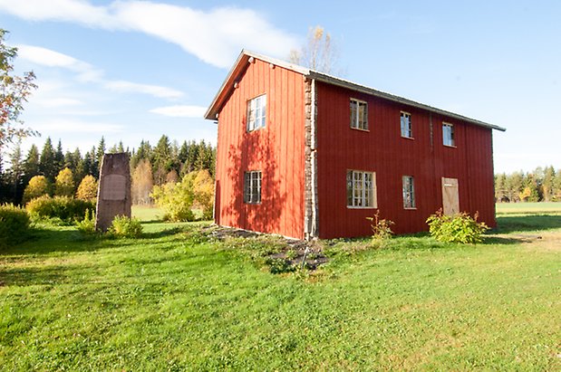 Lits-Åsen 3:7. Hus i två våningar i röd panel med fönster med vita spröjs och gul port.