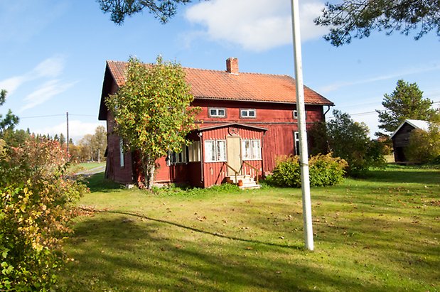 Mo 4:8. Villa i två våningar i röd panel, med inbyggd förstukvist.