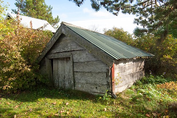 Mo 4:8. Liten, grå byggnad.