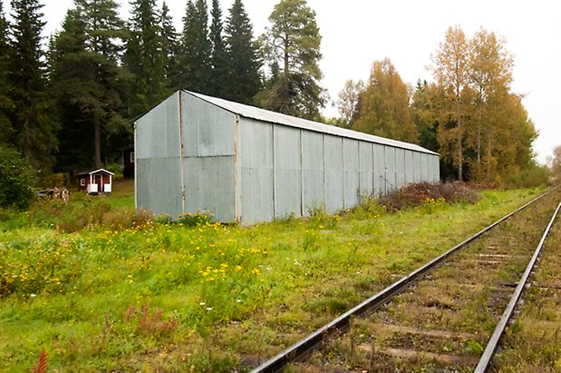 Näset 2:3. Lång byggnad med plåtfasad.