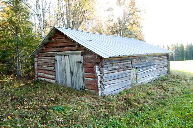 Palleråsen 1:8. Timrad byggnad med lucka. 