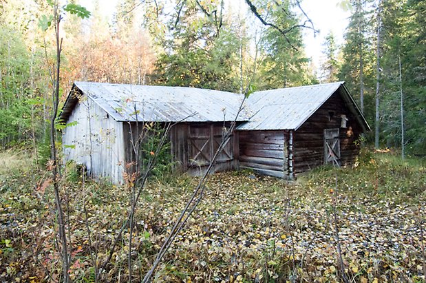 Palleråsen 1:8. Timrad byggnad byggd i vinkel.