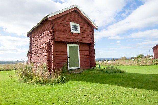 Ringsta 4:23. Timrat, rött härbre med grön port och fönster med vita spröjs.