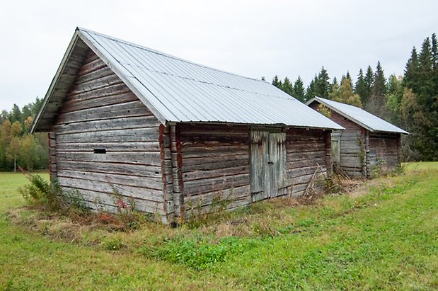 Söre 7:32. Timrad, brun byggnad.