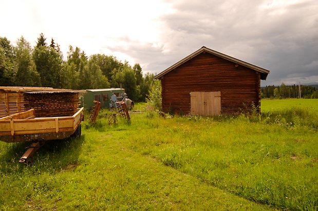 Hara 1:7. Timrad, brun byggnad och gul dubbellucka.