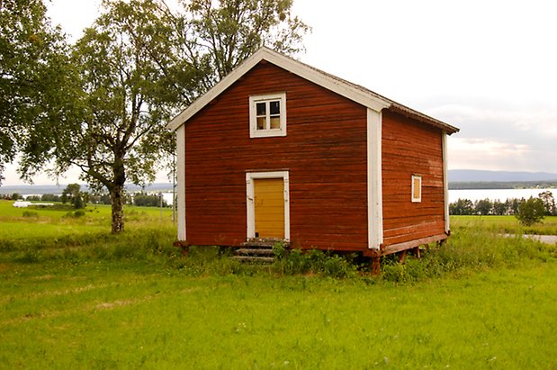 Sunne-Gärde 4:1. Byggnad i röd, liggande panel, gul lucka och fönster med vita spröjs.