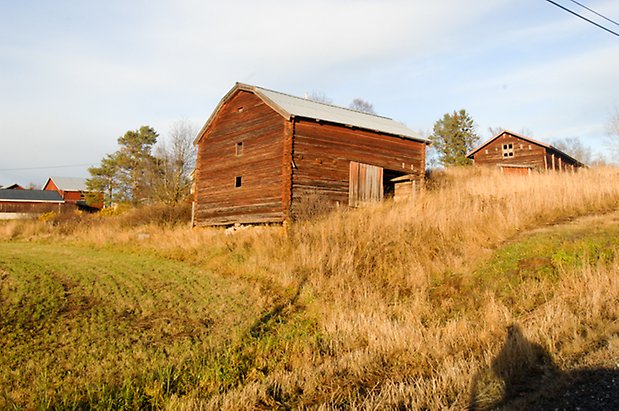 Bjärme 5:2. Röd, timrad byggnad.