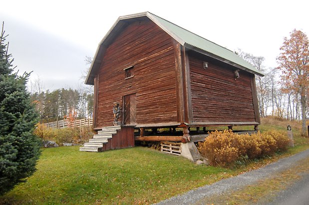 Kungsnäset 1:35. Timrad, röd byggnad  med lucka.