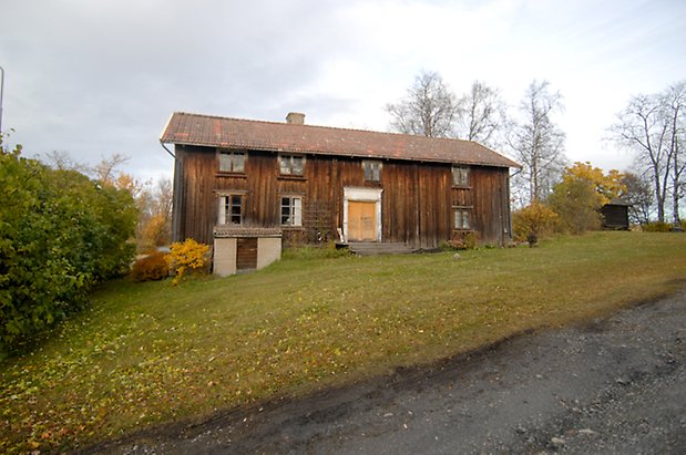 Månsta 2:37. Hus i två våningar med källare, brun panel, gul dubbelport och fönster med spröjs. 