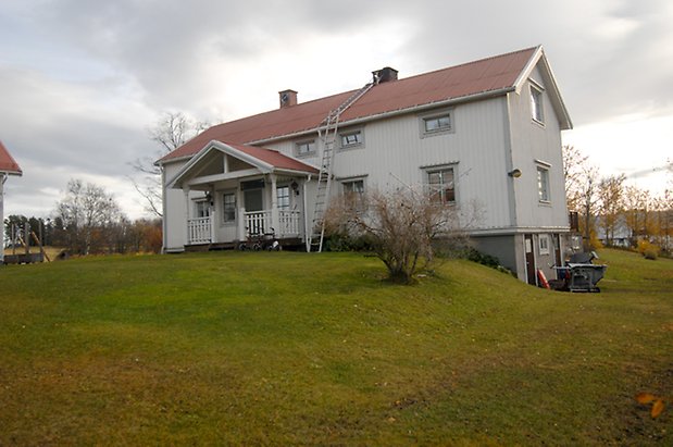 Månsta 2:41. Hus i två våningar, med källare, i vit panel med grå detaljer, med förstukvist.