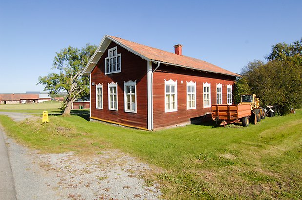 Näs-Ålsta 1:14. Timrat, rött hus med fönster med vita spröjs.