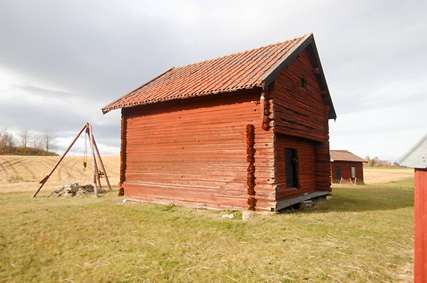 Oldberg 1:5. Rött, timrat härbre med svart lucka.