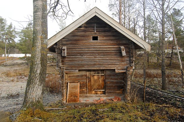 Åsan 1:2. Grått, timrat härbre.