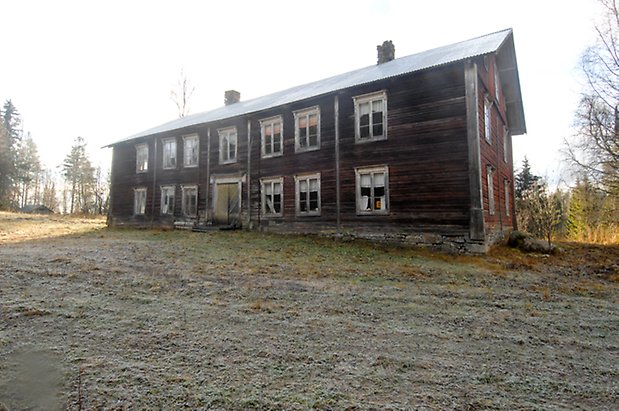 Åsan 1:4. Brunt, timrat hus i två våningar med ljusgrön dubbelport, fönster med spröjs.