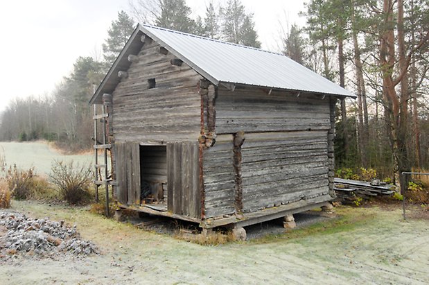 Åsan 2:9. Grått, timrat härbre med öppen lucka.