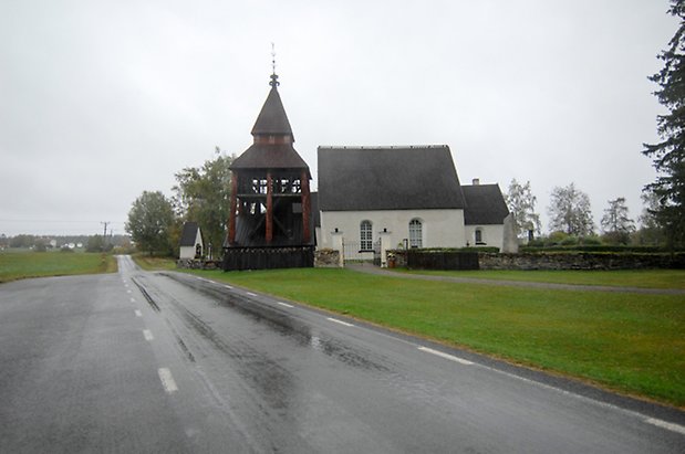 Norderöns Prästbord 1:1. Kyrka i vit puts med brunt klocktorn. 