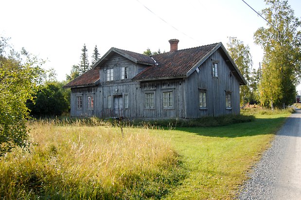 Önsta 2:17. Villa i grå panel i två våningar med fönster med grå spröjs.