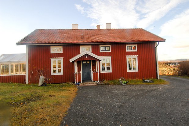 Öd 1:11. Hus i två våningar med förstukvist, blå dubbeldörr och fönster med vita spröjs.