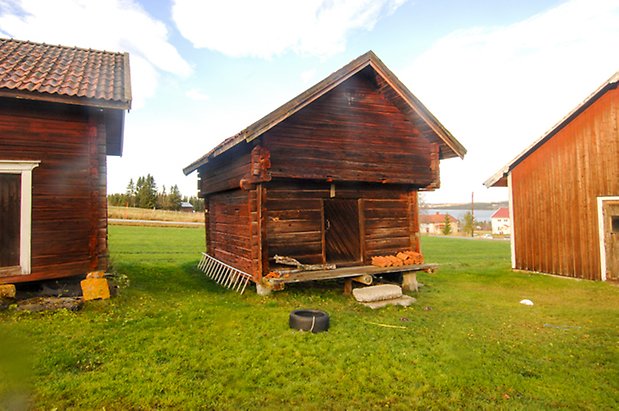 Öd 2:2. Timrat, rött härbre.