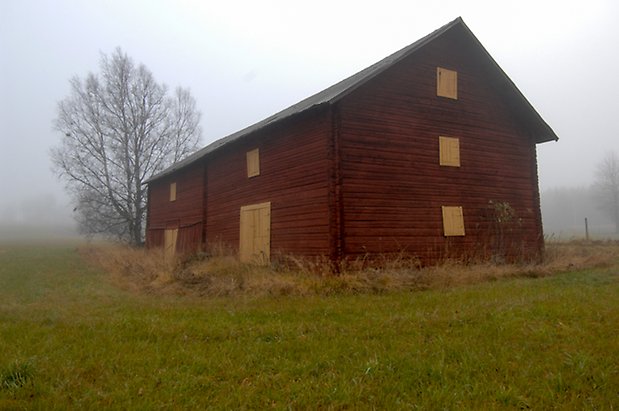 Kläppe 5:17. Byggnad i rött timmer med gula luckor och portar.