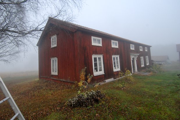 Lungre 2:4. Hus i två våningar i röd panel, fönster med vita spröjs.