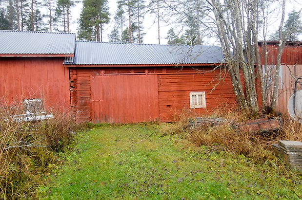 Brynje 1:11. Byggnad i rött timmer.