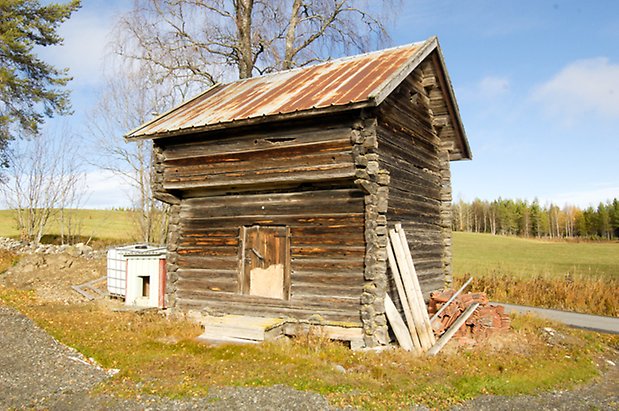 Häggenås-Svedje 1:4. Brunt, timrat härbre.