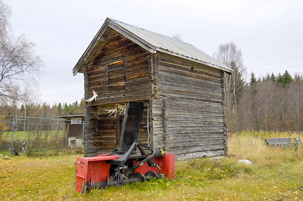 Häggesta 1:4. Grått, timrat härbre.